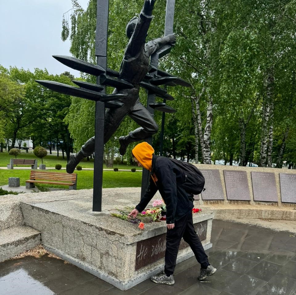 Памятник возложение цветов.jpg